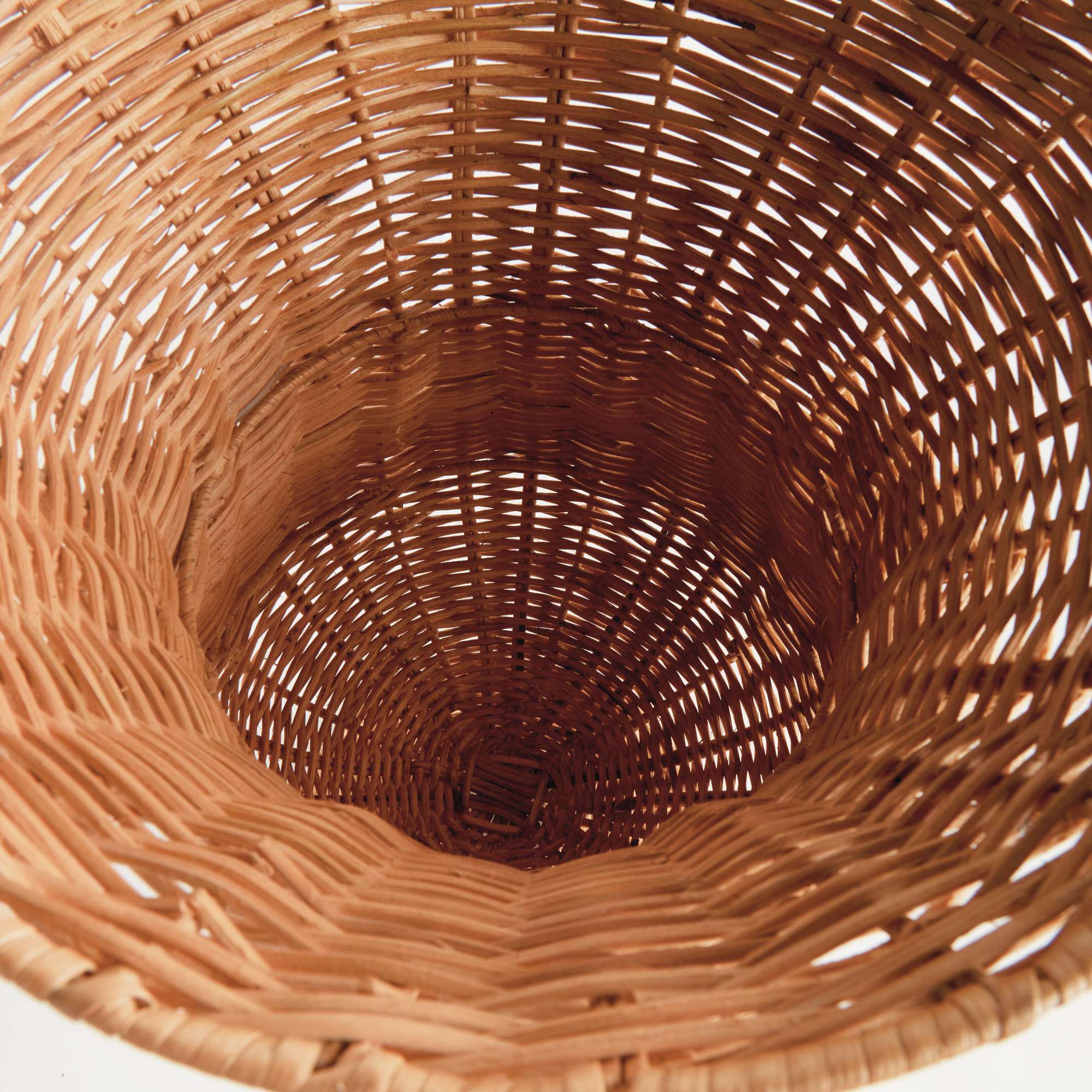 CHESAPEAKE RATTAN FOOTED URN TALL - Image 5