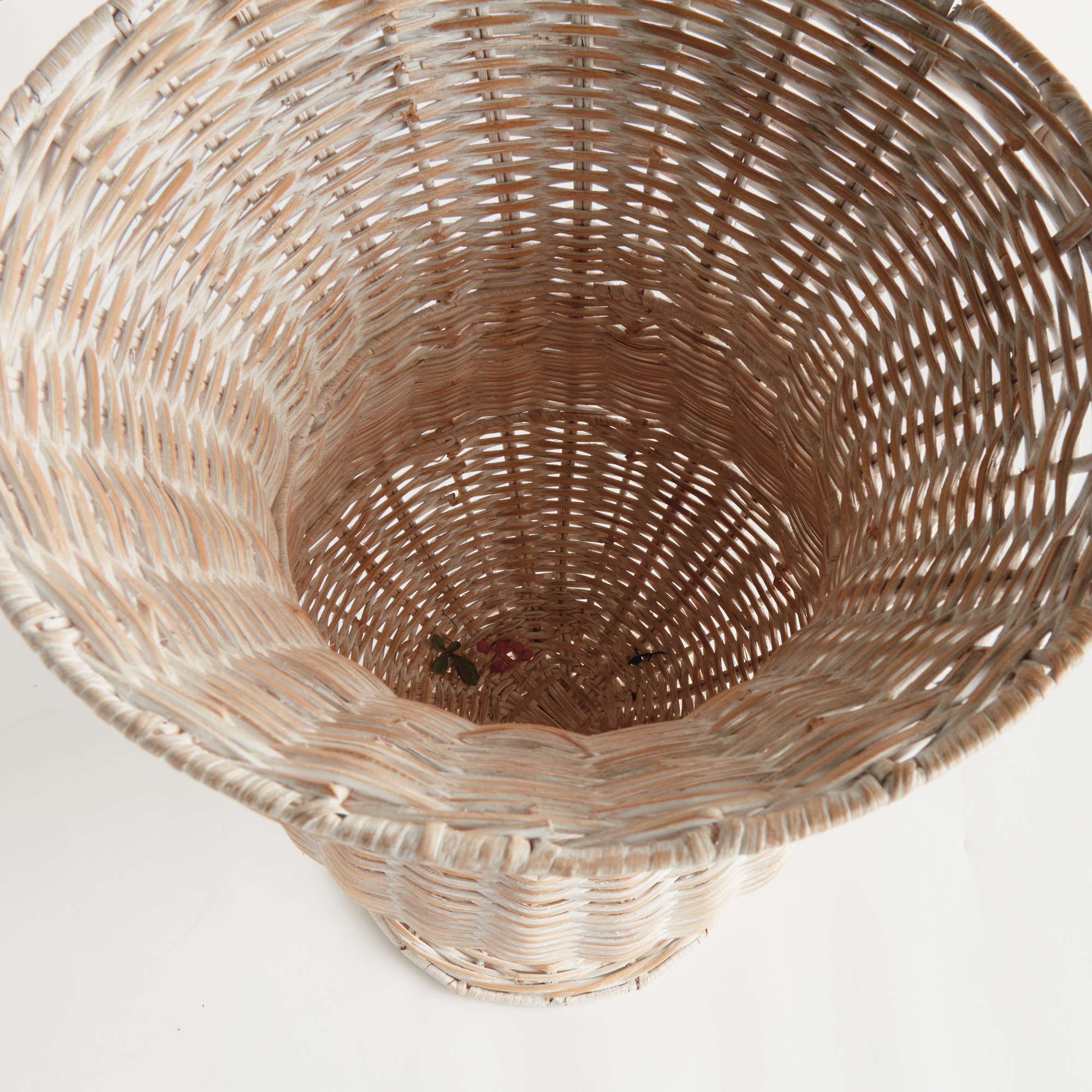 CHESAPEAKE RATTAN FOOTED URN TALL - Image 4