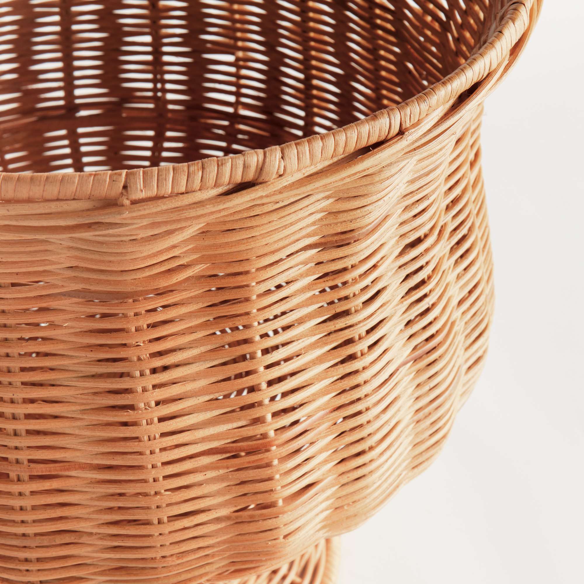 CHESAPEAKE RATTAN FOOTED URN WIDE - Image 4
